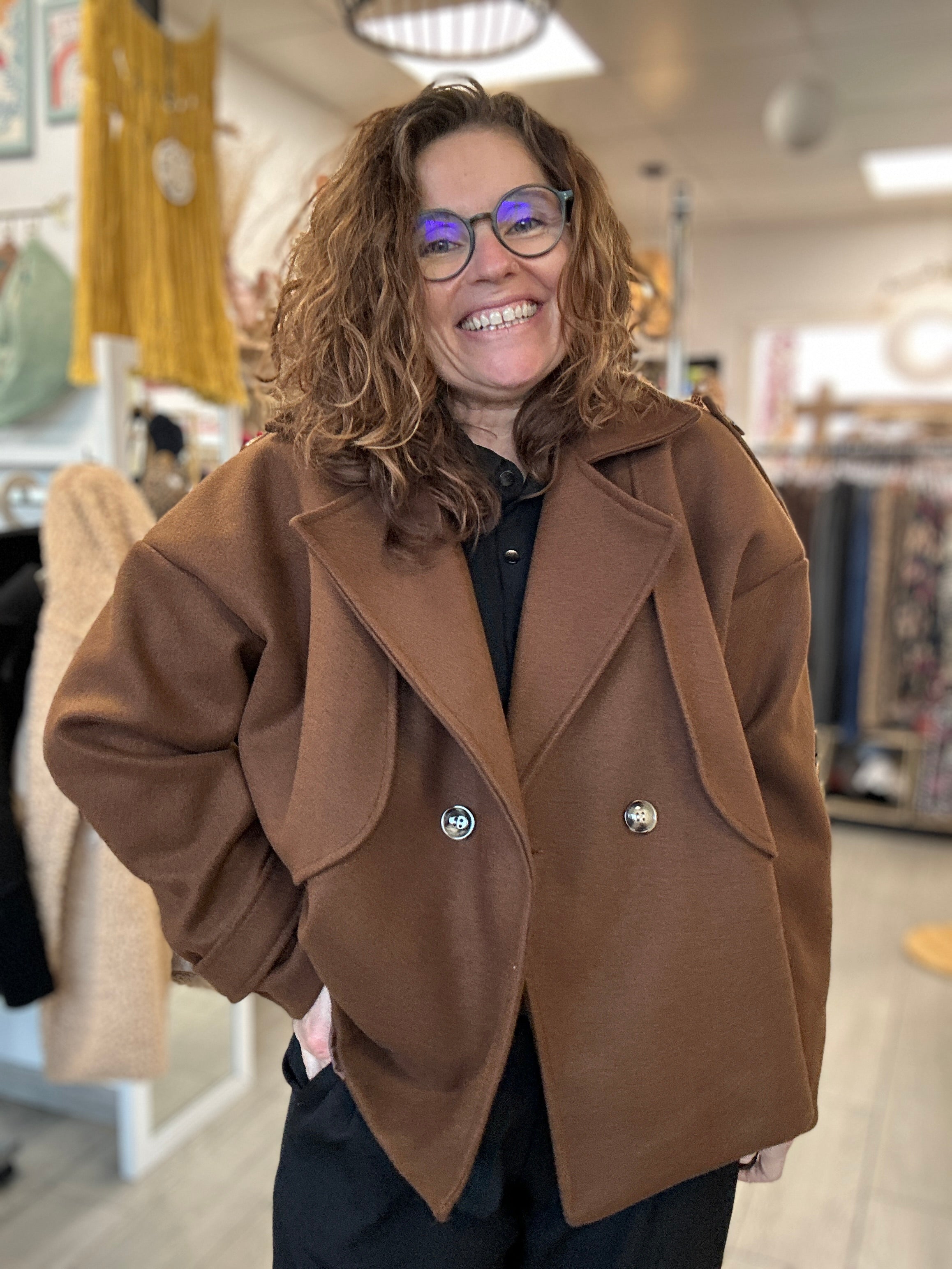 Zoom sur la matière douce et la doublure satinée de la veste - Abana 64310