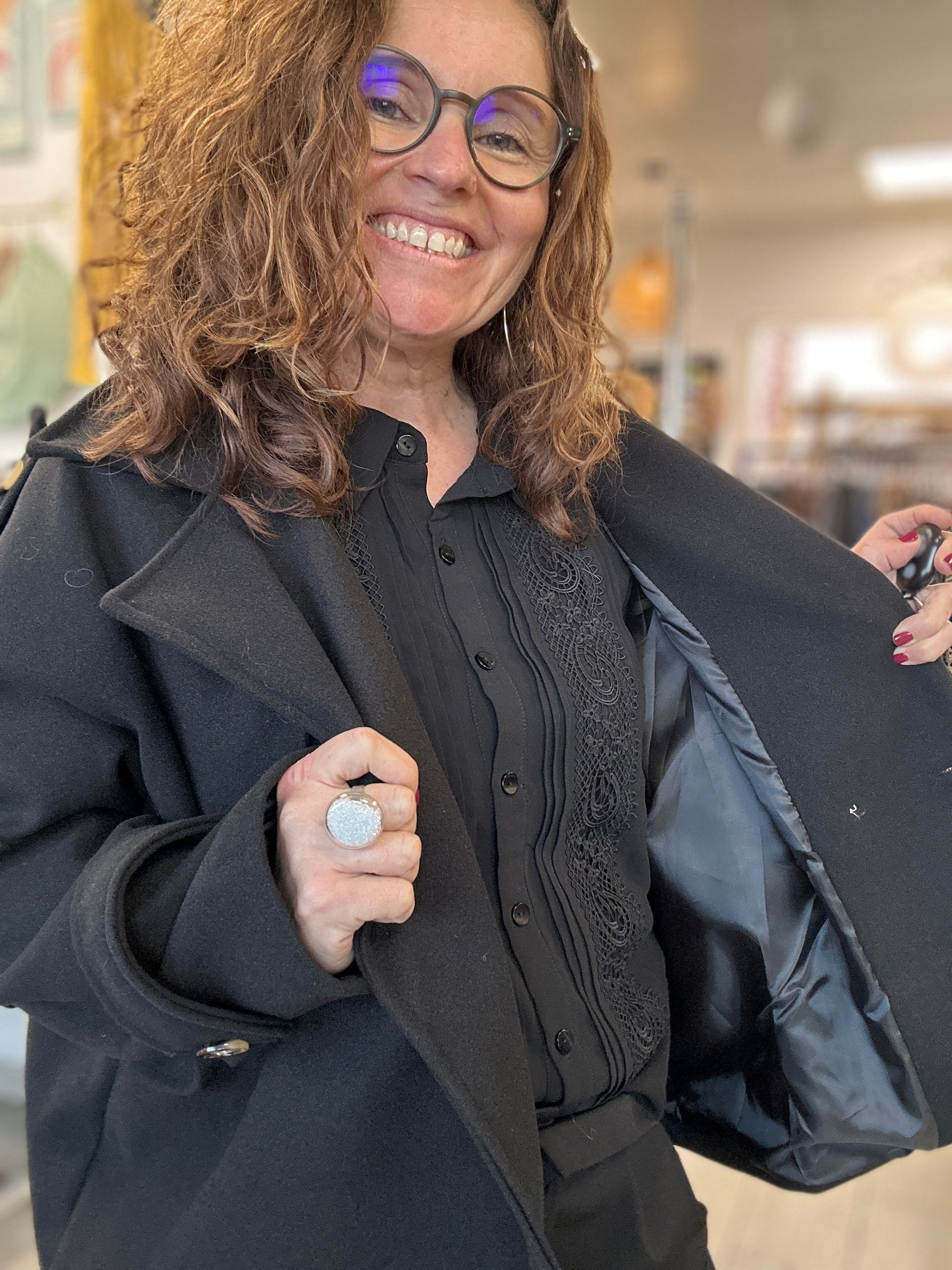 Veste noir portée avec un pantalon noir pour un look cosy chic - Abana 64100