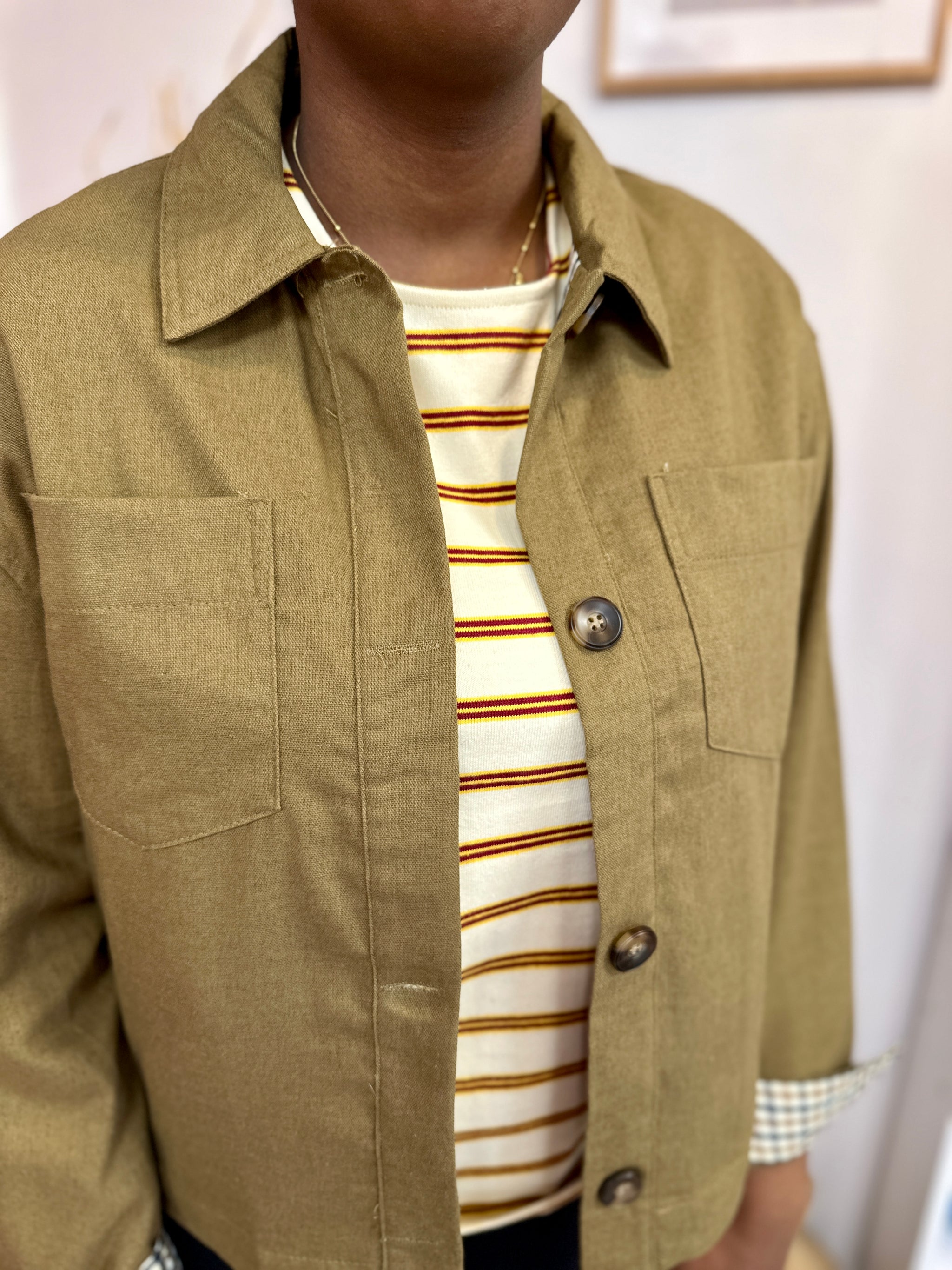 Veste courte kaki fluide avec col chemise à pointes et deux poches plaquées sur le devant - C Melodie paris