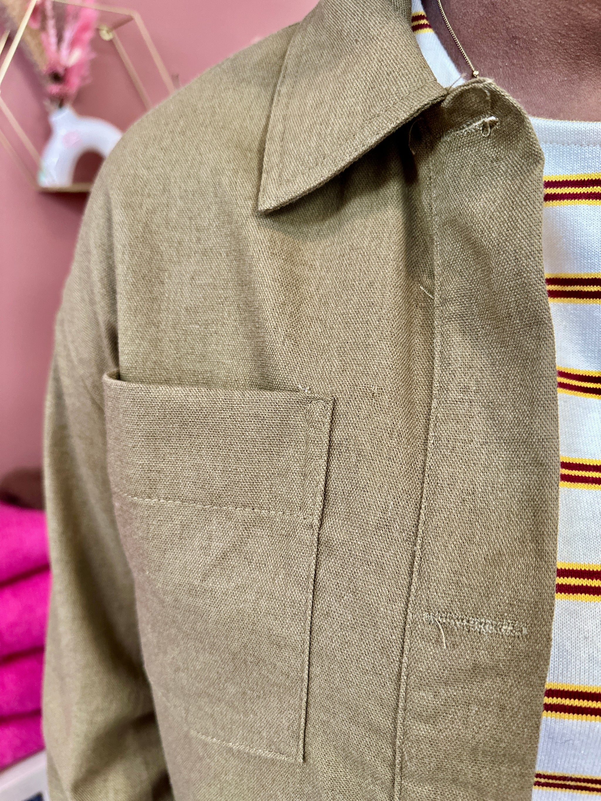 Détail de la doublure des manches à motifs écossais sur veste courte kaki - By One Rennes