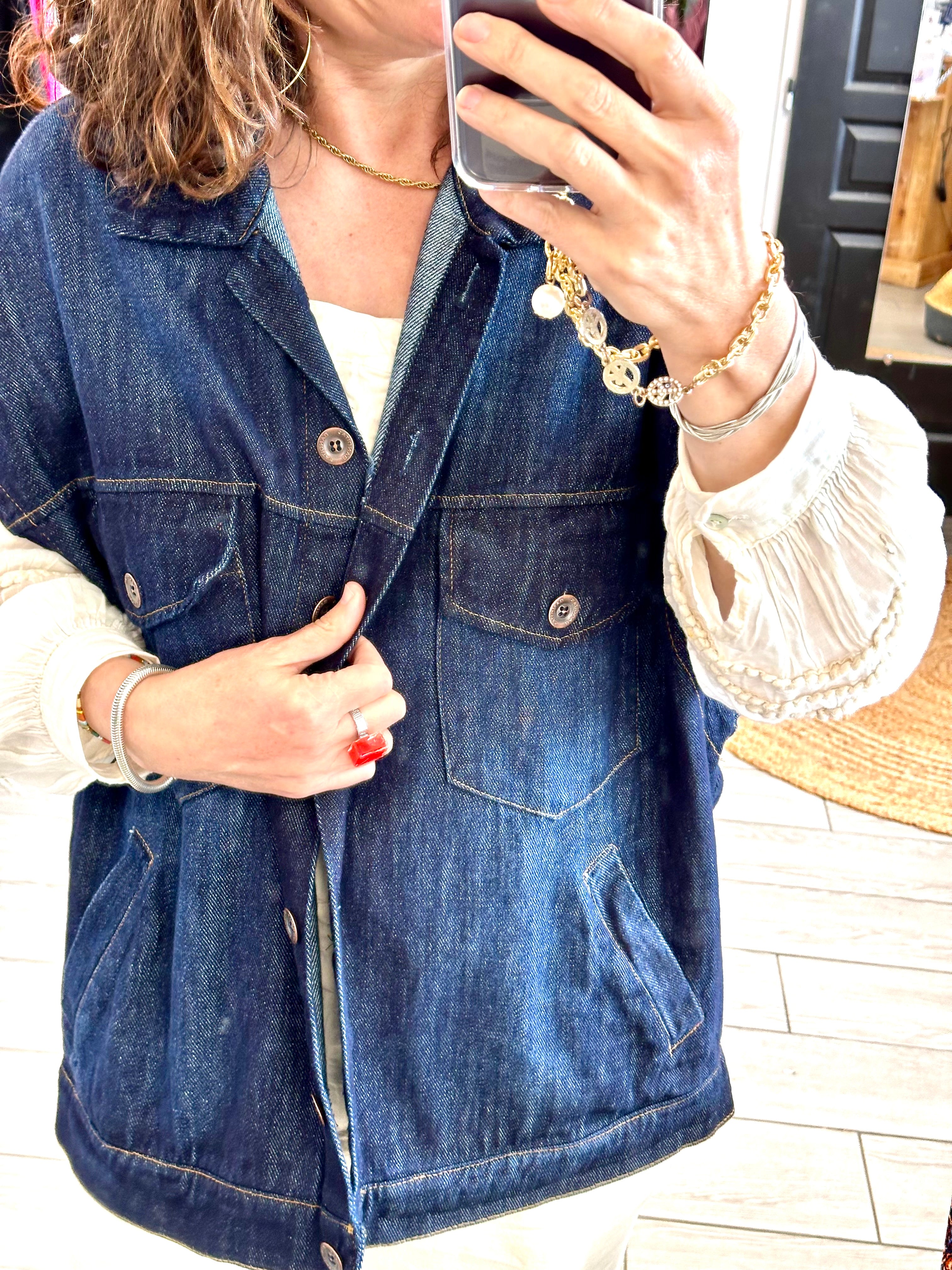 Veste Maïder en denim bleu, sans manches, style casual pour un look décontracté, adaptée à toutes les morphologies.