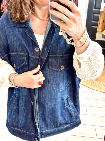 Veste Maïder en denim bleu, sans manches, style casual pour un look décontracté, adaptée à toutes les morphologies.