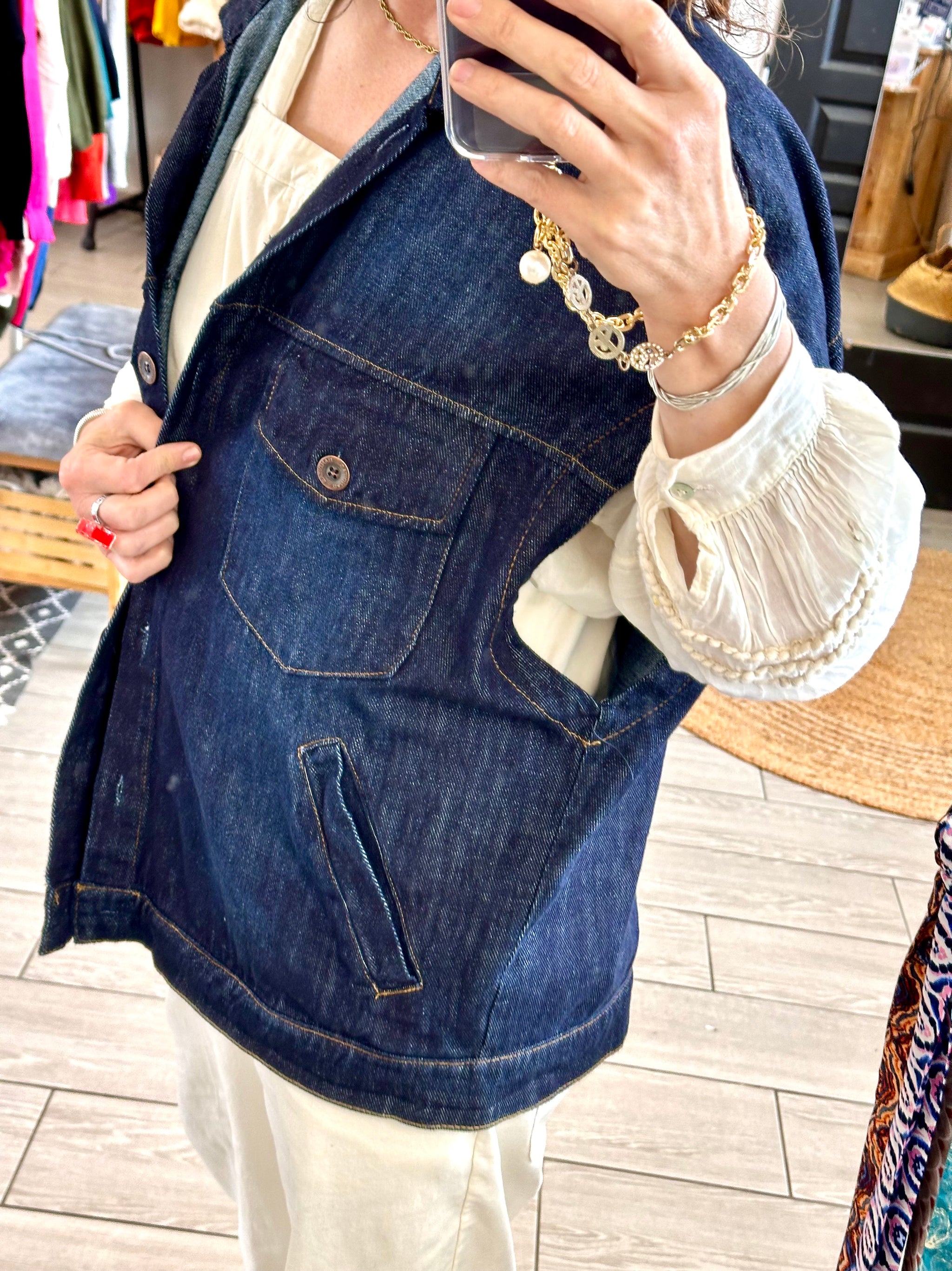Veste en jean sans manches avec boutons en métal et poches, coupe ample confortable, en coton 100%.