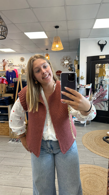 Gilet Élia sans manches en laine couleur brique porté avec chemise blanche – Abana 64480