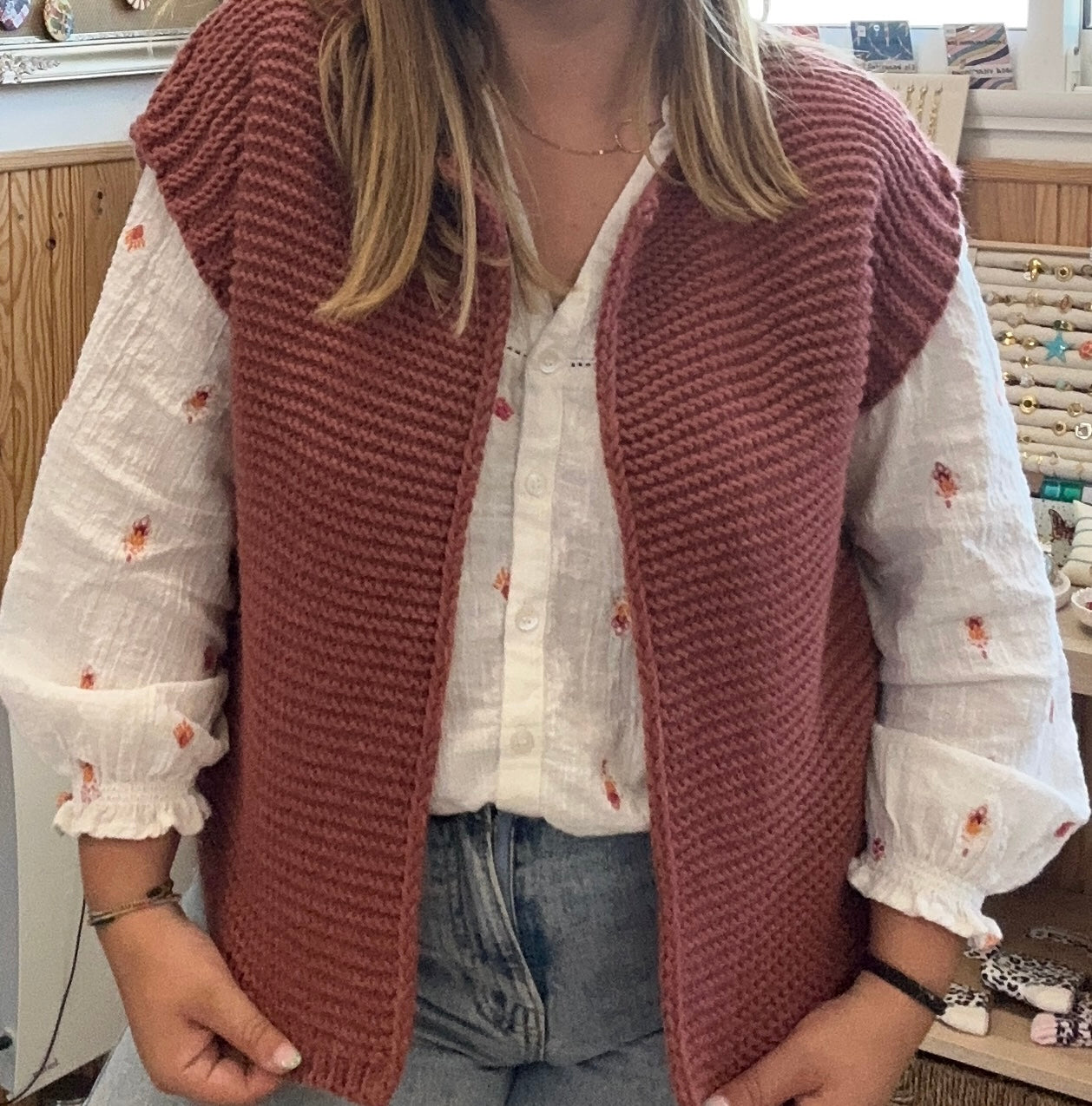 Zoom sur gilet Élia maille épaisse brique coupe droite taille unique – Abana 64310