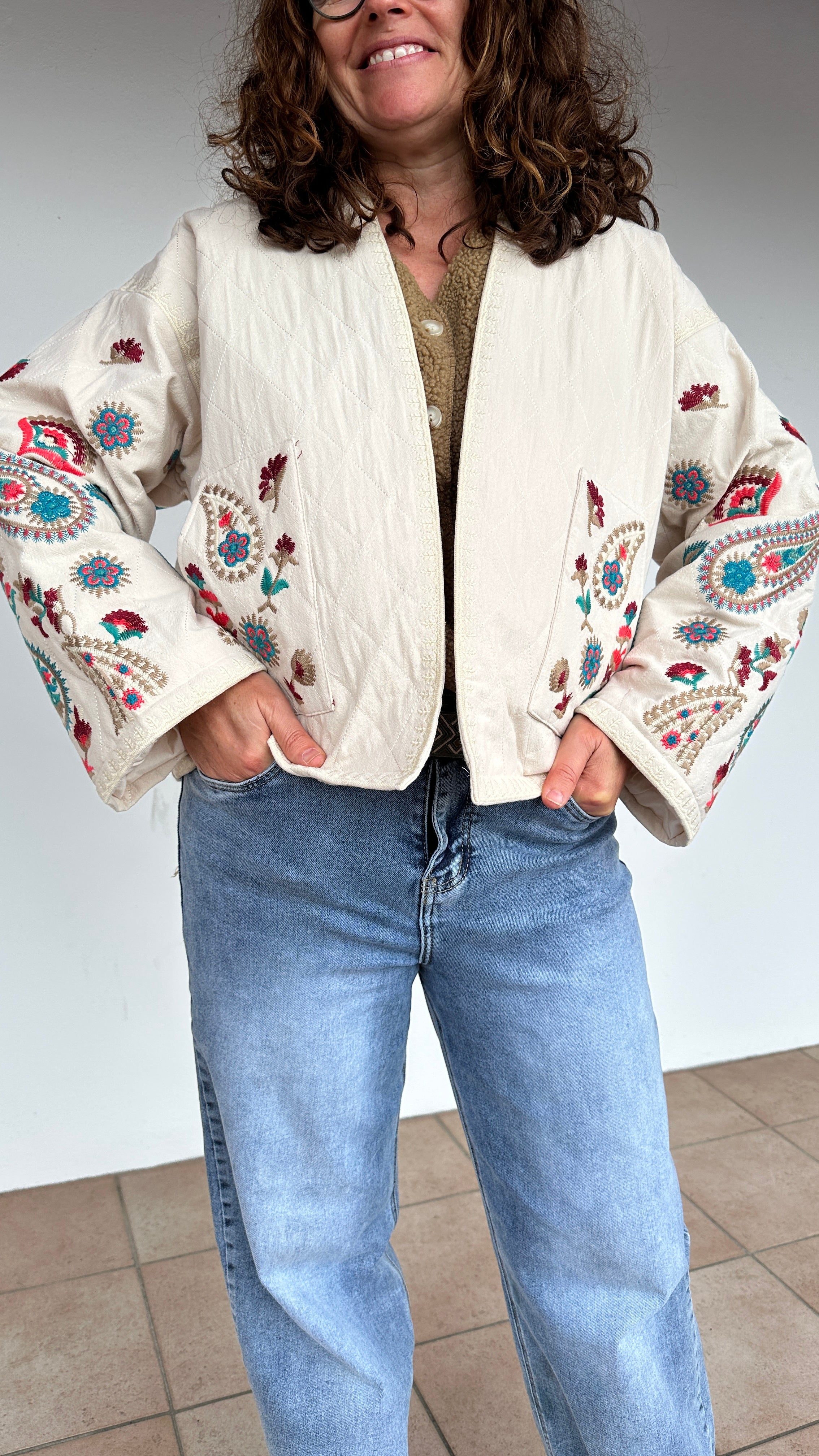 Veste brodée écrue manches larges avec motifs colorés bohème – Abana 64480