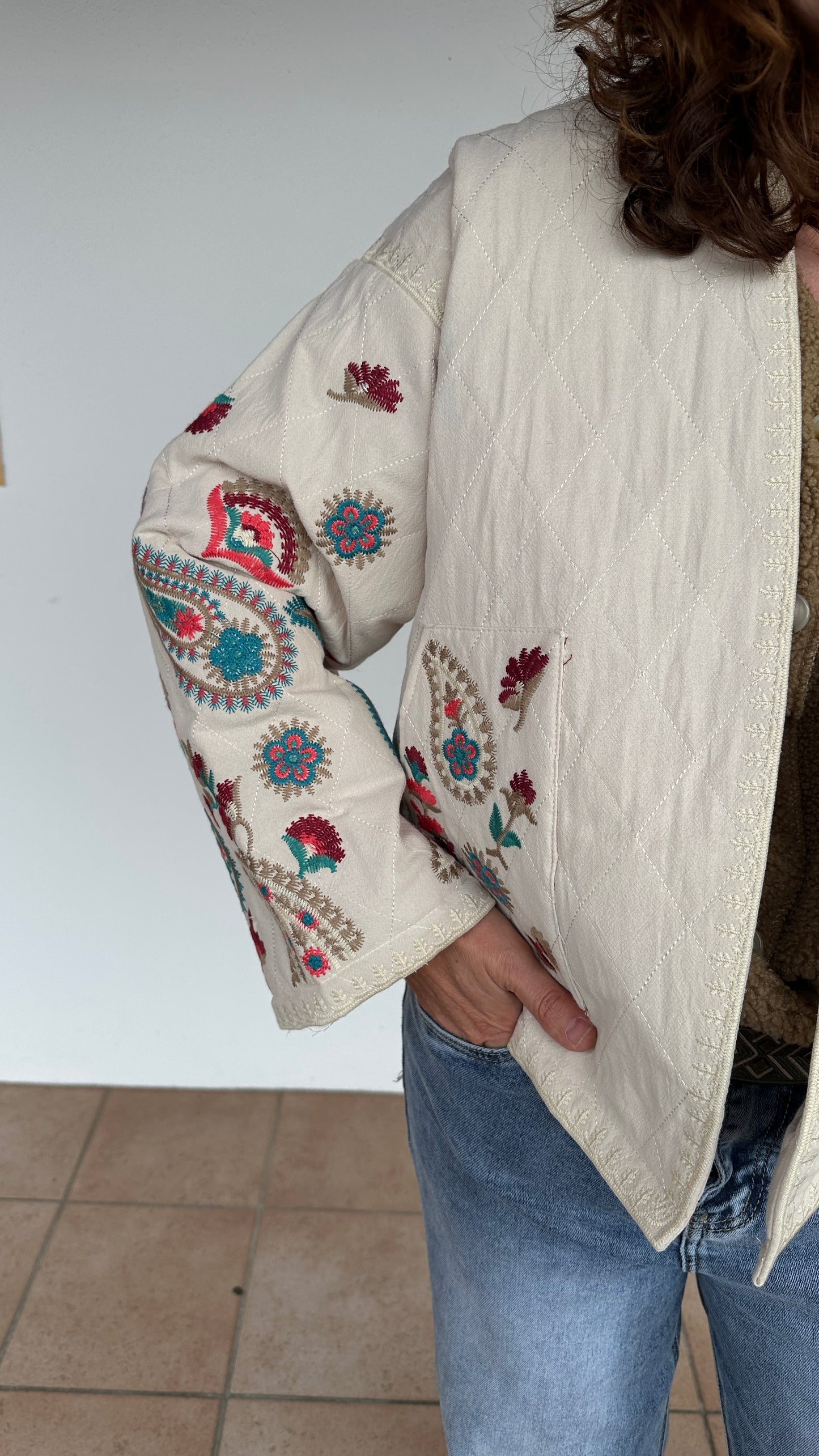 Zoom sur broderies florales multicolores veste écrue style bohème chic – Abana 64310