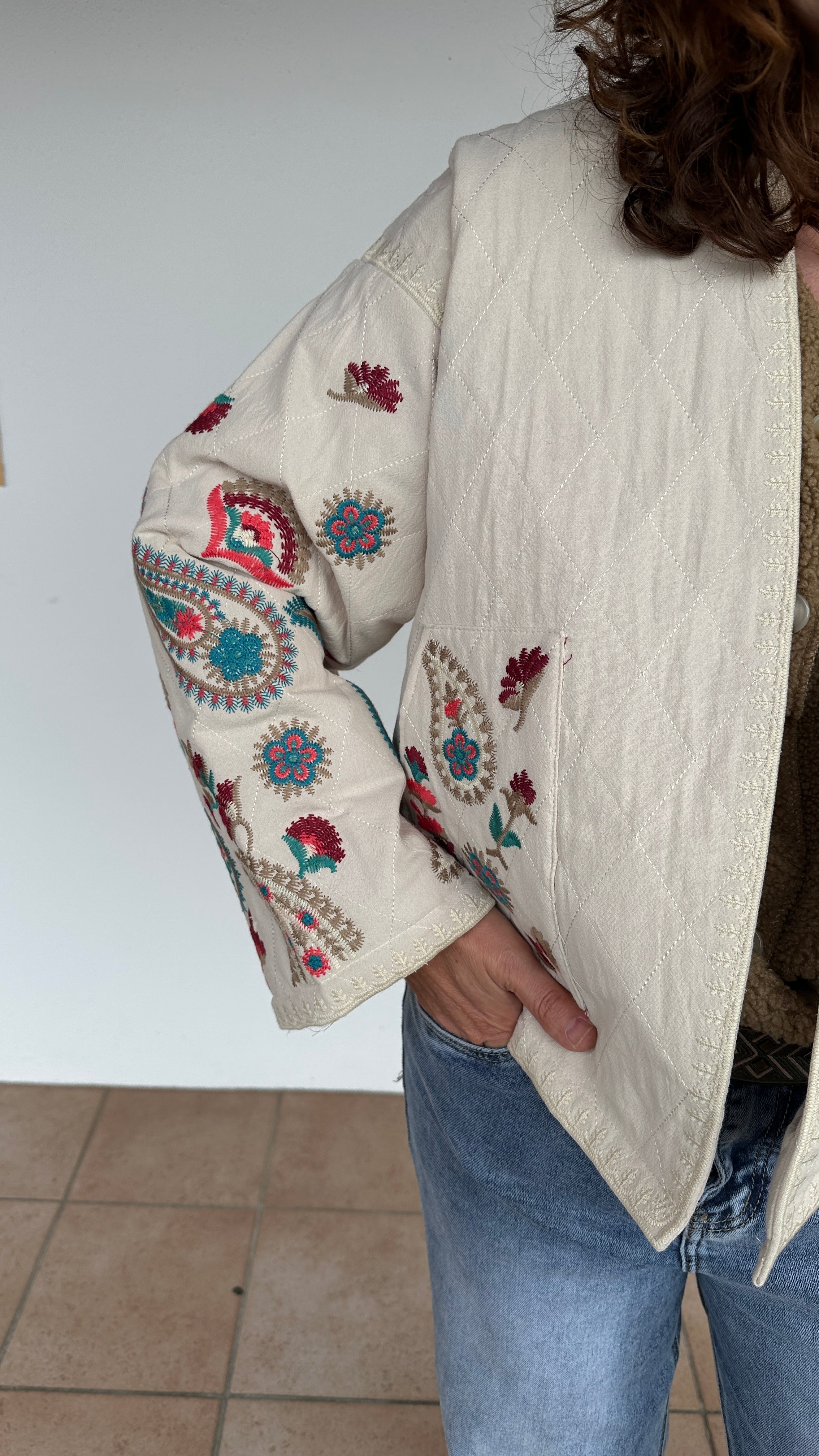 Zoom sur broderies florales multicolores veste écrue style bohème chic – Abana 64310