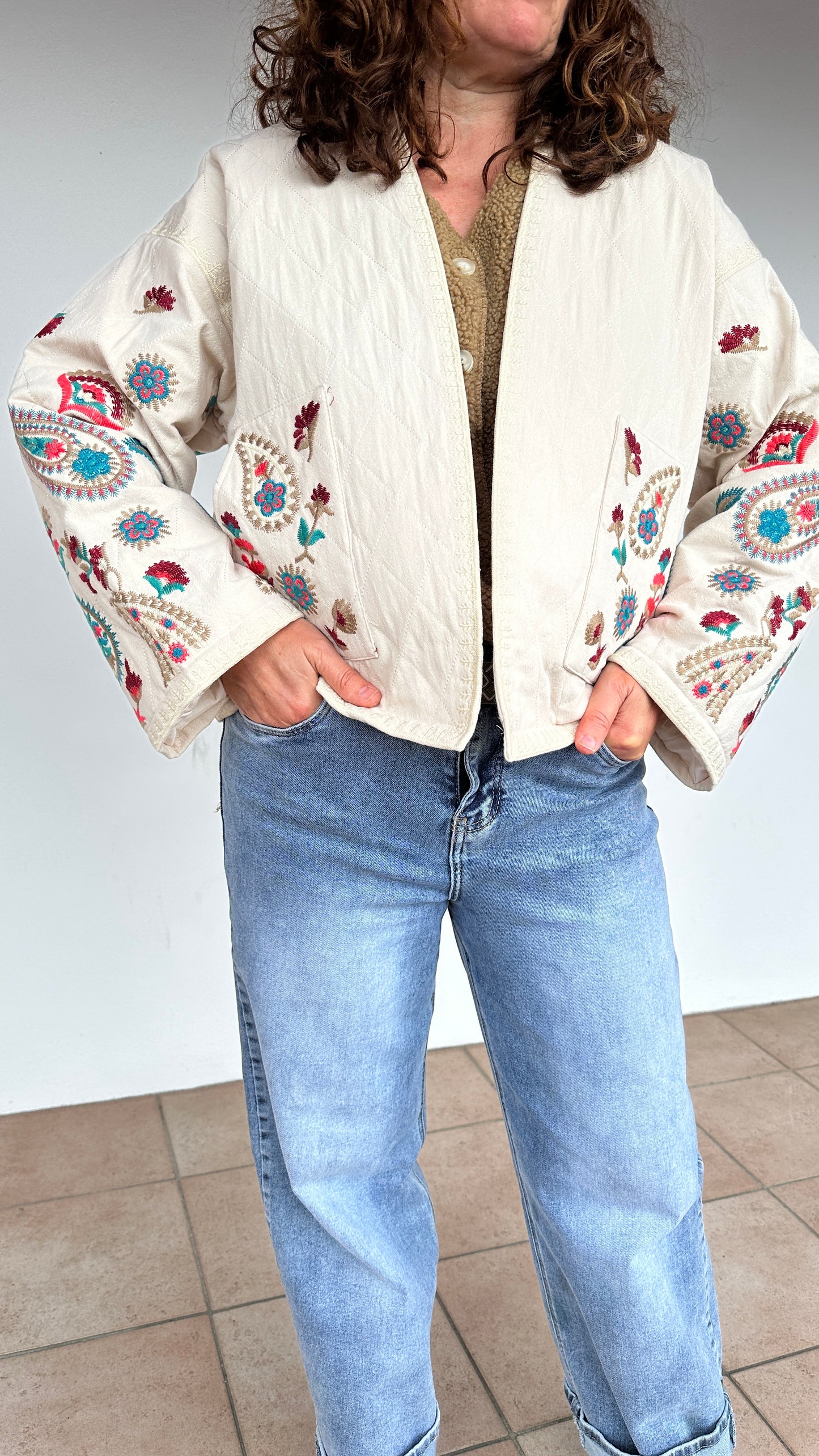 Veste courte écrue à broderies ethniques colorées femme – Boutique Abana
