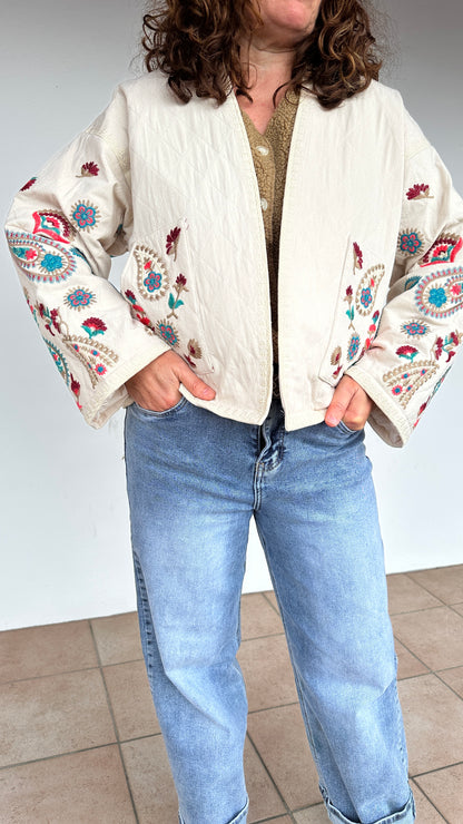 Veste courte écrue à broderies ethniques colorées femme – Boutique Abana