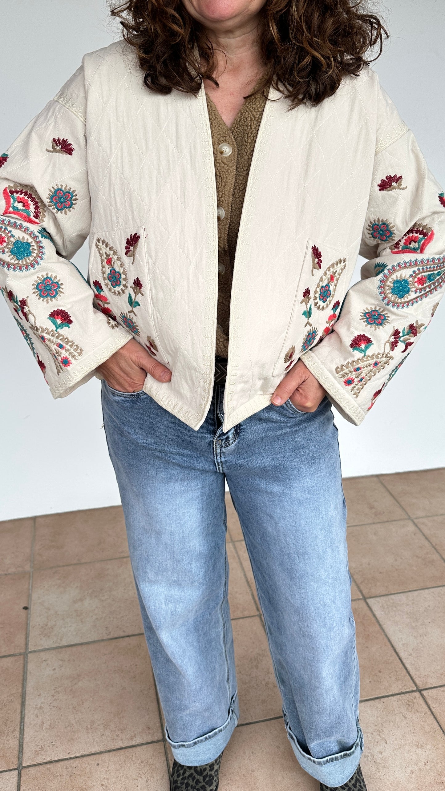 Détail manches larges brodées veste écrue bohème tendance – Abana 64990