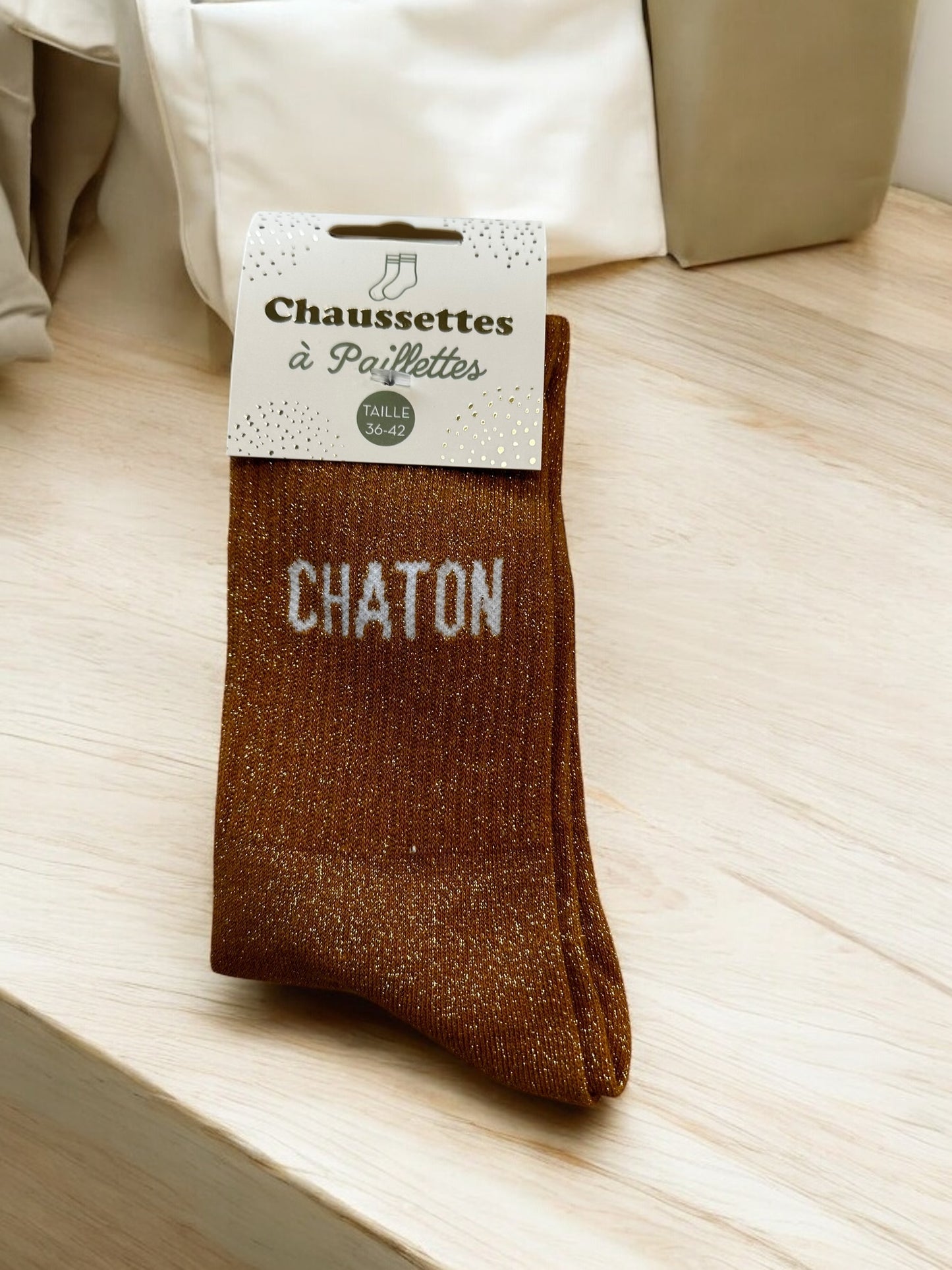 Détail des chaussettes scintillantes avec différents noms en blanc, parfaites pour un look fun et original