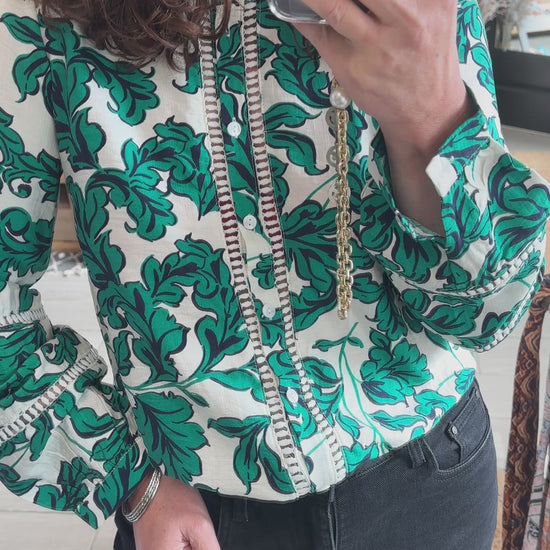 Haut féminin imprimé vert et blanc, manches bouffantes et coupe droite – tenue mode printemps - Abana Boutique 64310