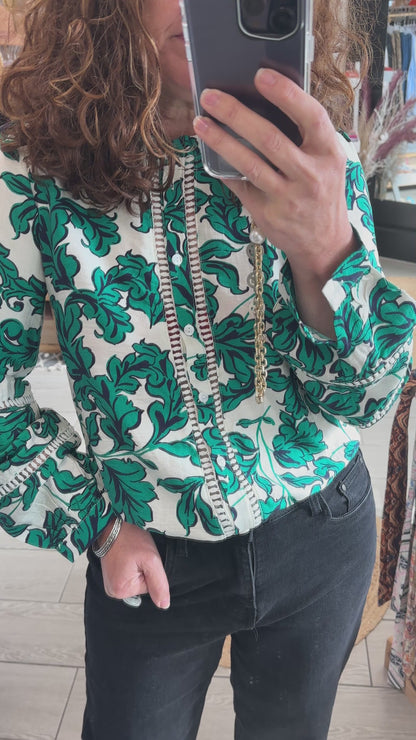 Haut féminin imprimé vert et blanc, manches bouffantes et coupe droite – tenue mode printemps - Abana Boutique 64310