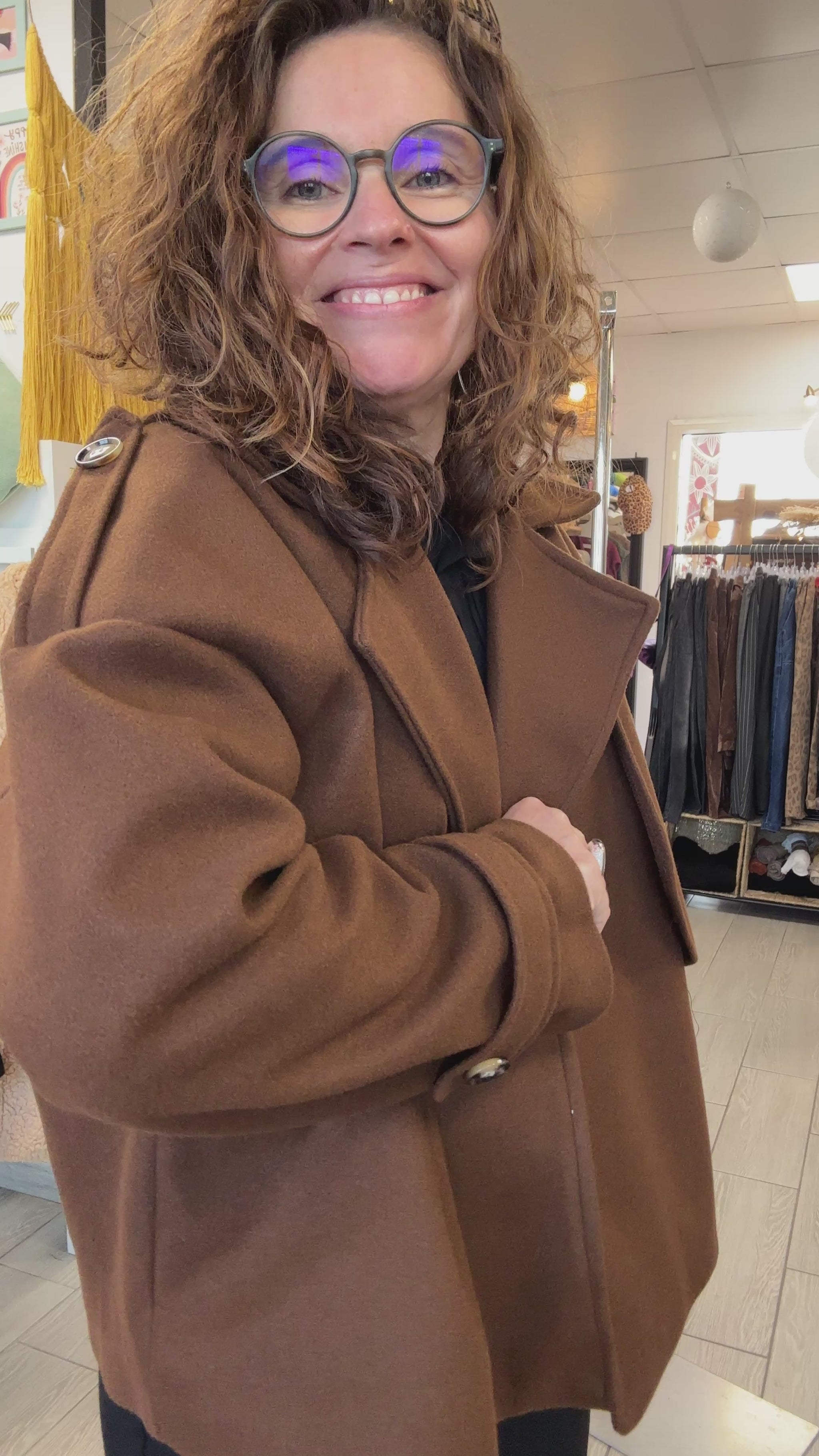 Vidéo détails de la veste couleur chocolat - Abana 64250