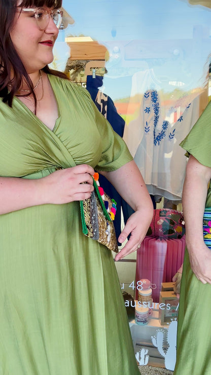 Robe Maïa – Vert olive, fluide & élégante